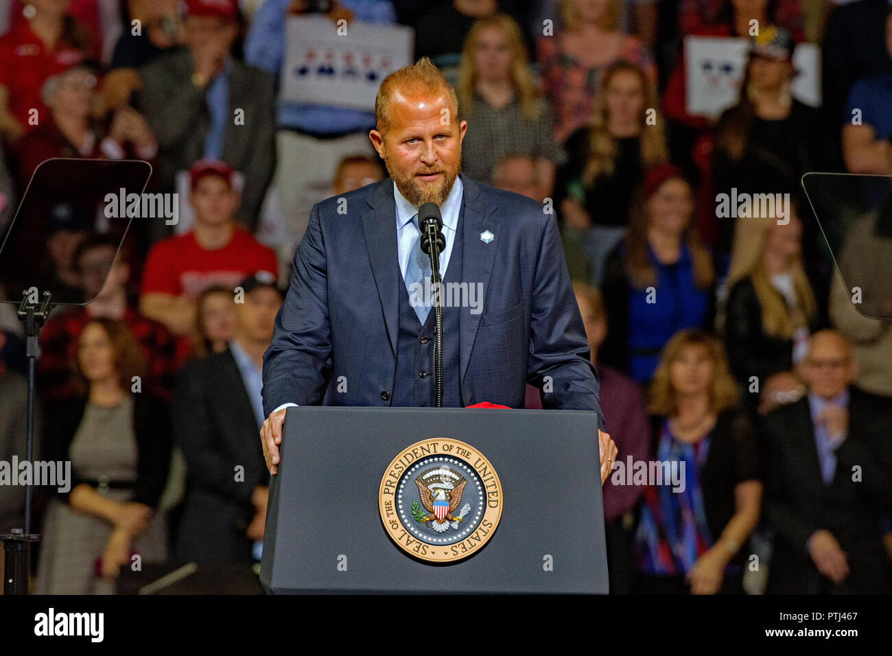 Brad Parscale eine native Kansan von Topeka wer war der Digital Media Direktor für die Donald Trump Kampagne 2016 und hat jetzt, da die Kampagne Manager für Kampagne zur Wiederwahl ist Trumpf 2020 Adressen der MAGA Rallye in der Langdon Arena, wo er an der High School Basketball topeka Kansas, USA, Oktober 6, 2018 (Foto von Mark Reinstein/Corbis über Getty Images genannt worden) Stockfoto