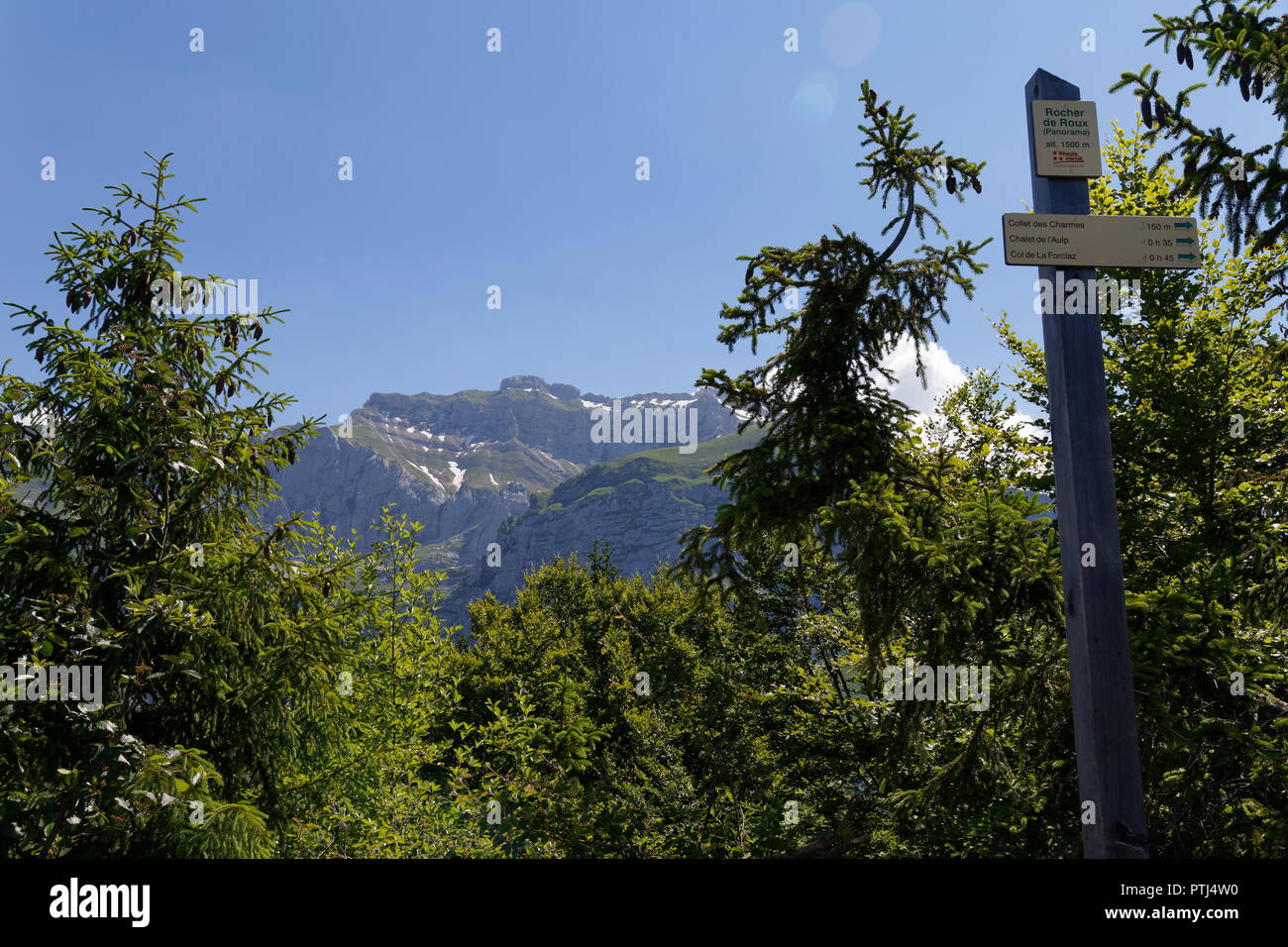 Blick auf La Tournette und Wegweiser von einer der vielen Wanderwege rund um Col de La Forclaz Frankreich Stockfoto