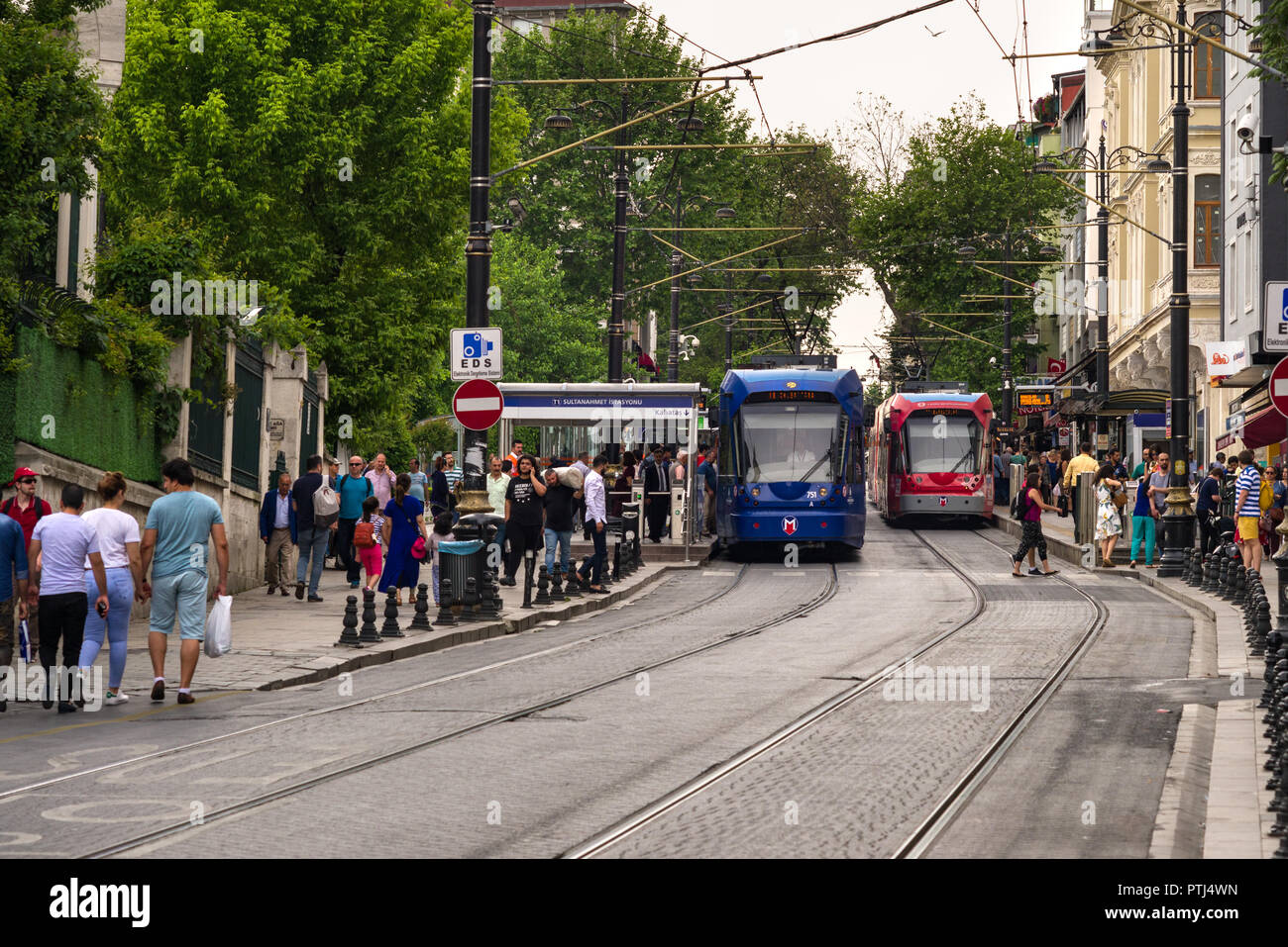 Zwei T1-Kabatas-Bagcilar elektrische U-Straßenbahn an der Haltestelle Sultanahmet im Stadtteil Fatih the Golden Horn, Istanbul, Türkei Stockfoto