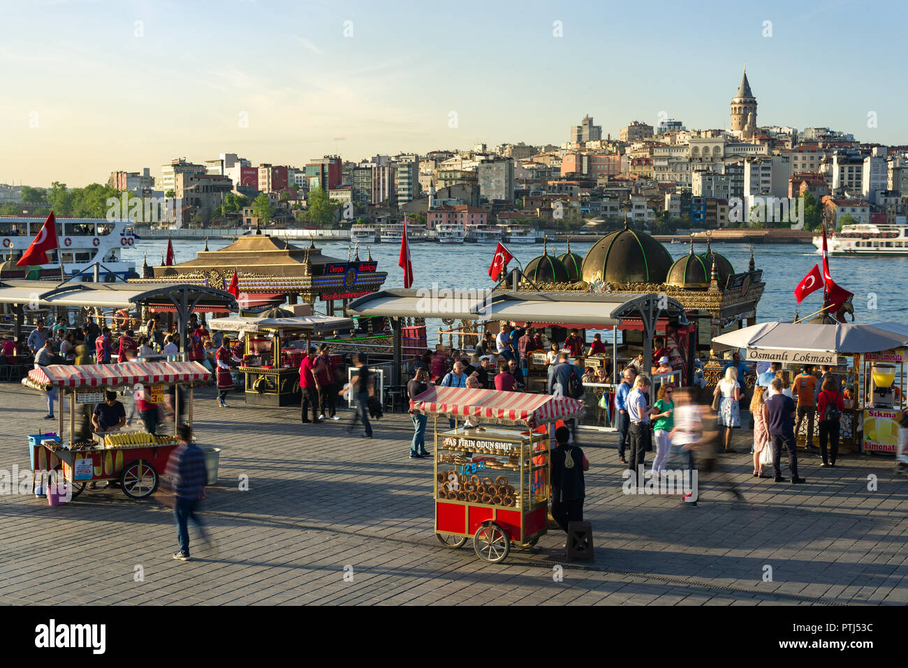 Eminönü Basar mit Garküchen und Restaurants, Fähren, den Bosporus, Galata Turm und Karakoy kann im Hintergrund Im späten afterno gesehen werden. Stockfoto
