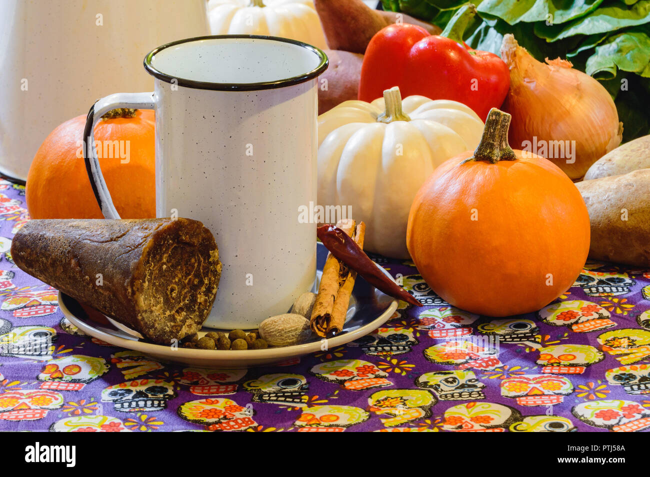 Mexikanischer Kaffee, Café de Olla mit frischen Produkten, Raum für Text Stockfoto