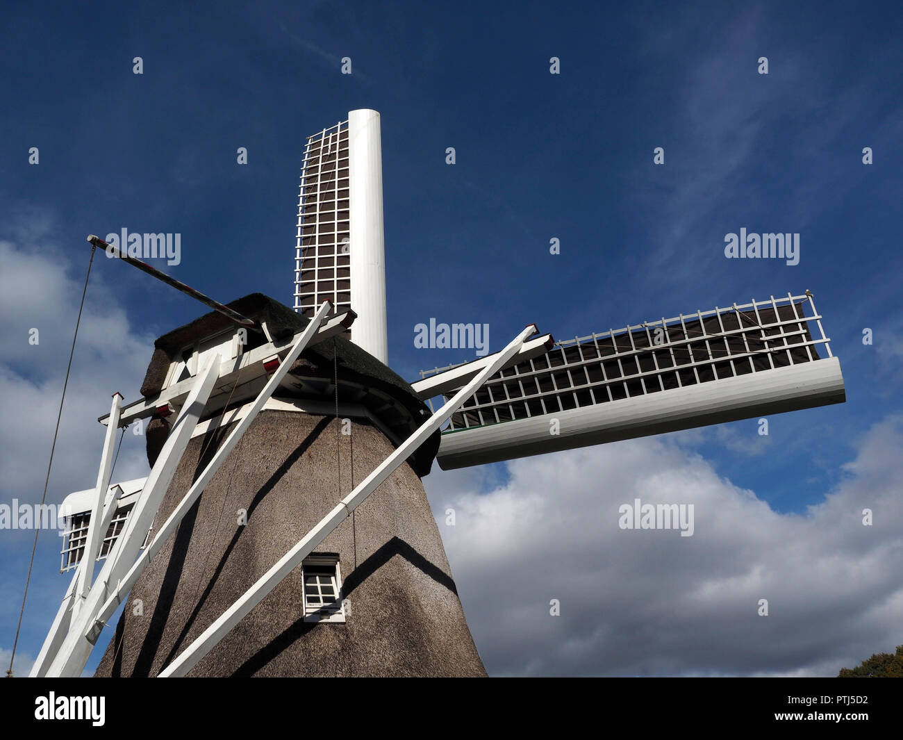Holländische Windmühle gegen den blauen Himmel in Arnhem in den Niederlanden Stockfoto