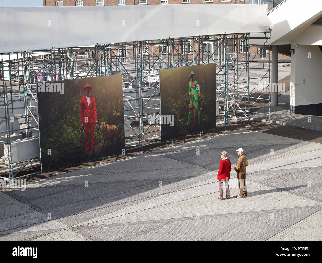 Zwei Personen, die zeitgenössische Fotografie bei einer der Ausstellungen im Freien von Breda Foto, ein Bi - jährliche Fotografie Event in Breda, Niederlande Stockfoto