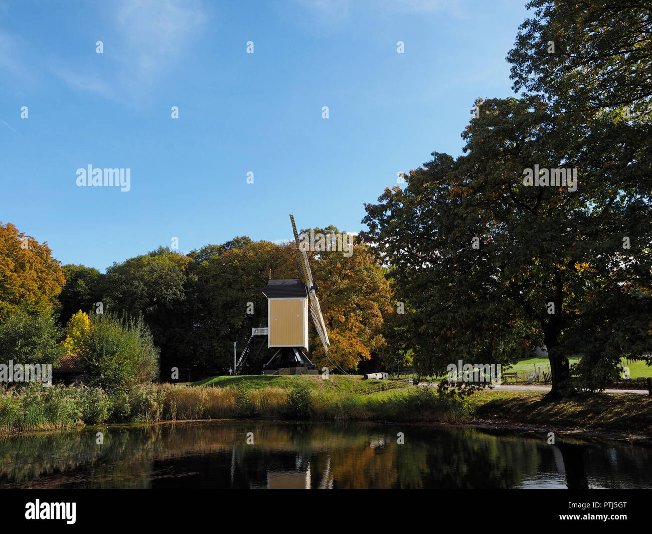 Alte holländische Windmühle eines bestimmten Typs, die auf einen Rahmen ist so die ganze Mühle in der Dutch Open Air Museum in Arnheim fotografiert drehen kann Stockfoto