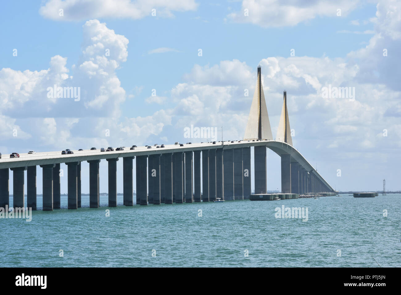 Sunshine Skyway Bridge in St. Petersburg Florida aus dem Norden Fishing Pier genommen Stockfoto