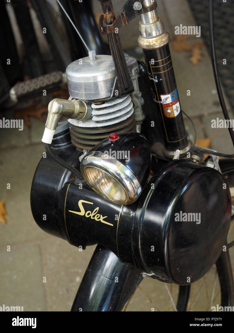 Nahaufnahme des klassischen Solex Mofa motorisiertes Fahrrad Motor oben auf  dem Vorderrad Stockfotografie - Alamy