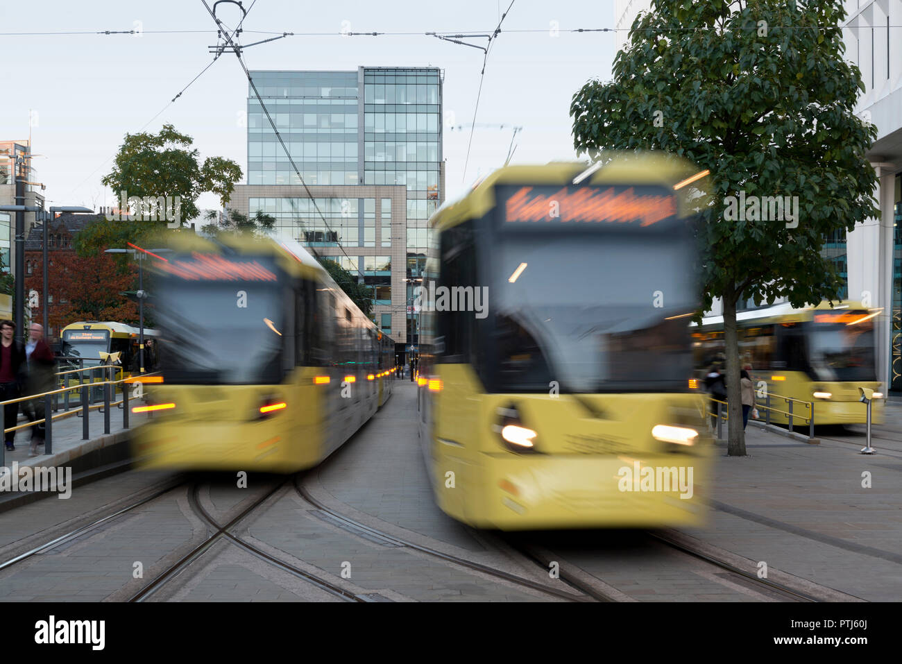Drei Metrolink tram St. Peter's Square stop im Stadtzentrum von Manchester, UK ab. Stockfoto