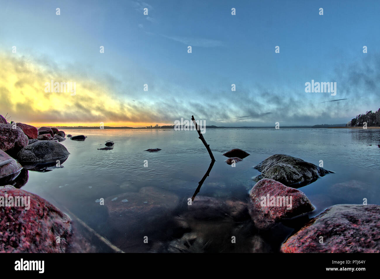 Gefrorenen Oberfläche des Meeres in den frühen Morgenstunden bei Sonnenaufgang nach der ersten kalten Nacht des Jahres Stockfoto