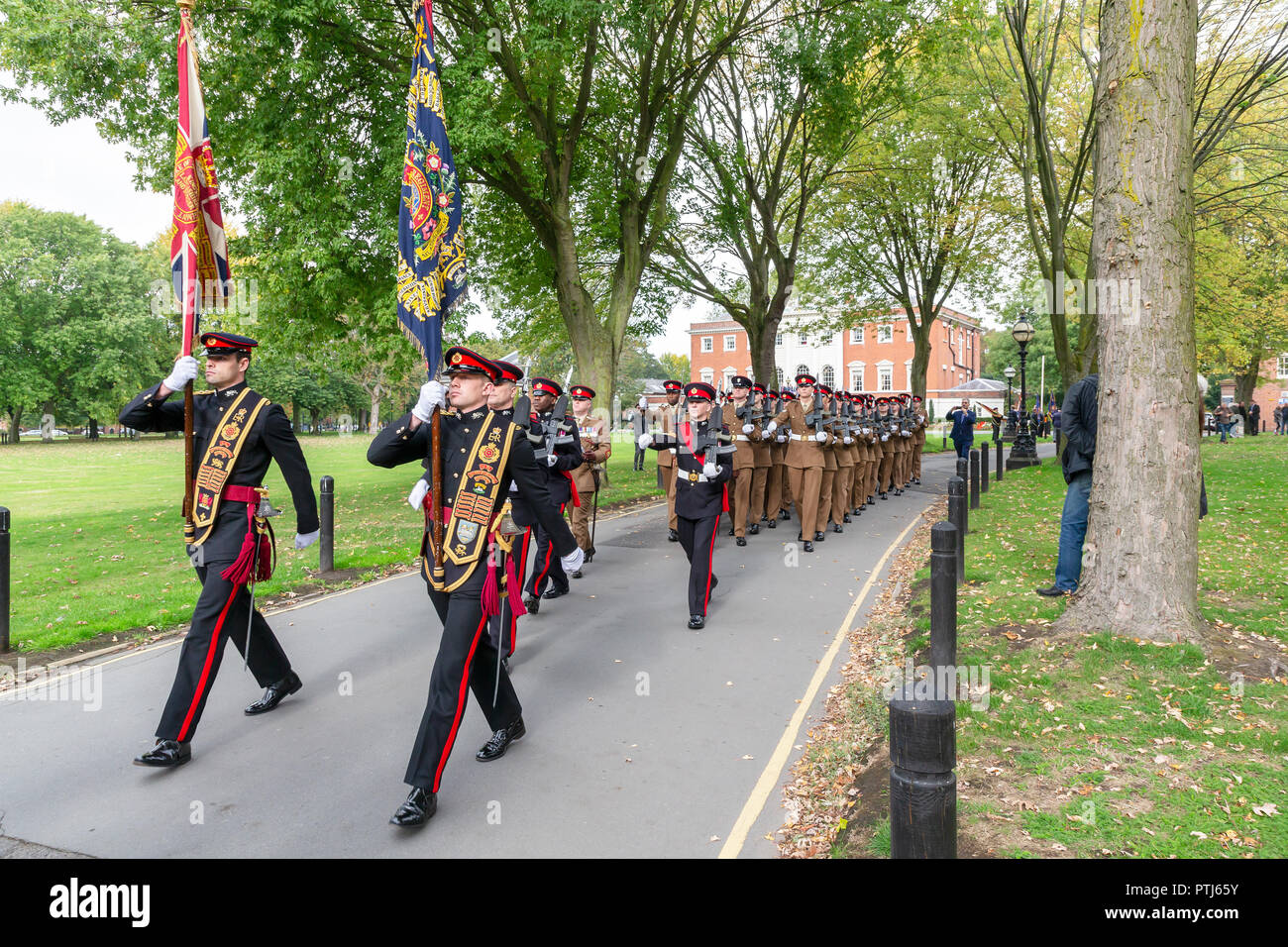 Freitag, 5. Oktober, die 1 Bataillon des Herzogs von Lancaster's Regiment ausgeübt ihr Recht als Ehrenbürgern der Gemeinde durch die Parade durch die Kriegführenden Stockfoto