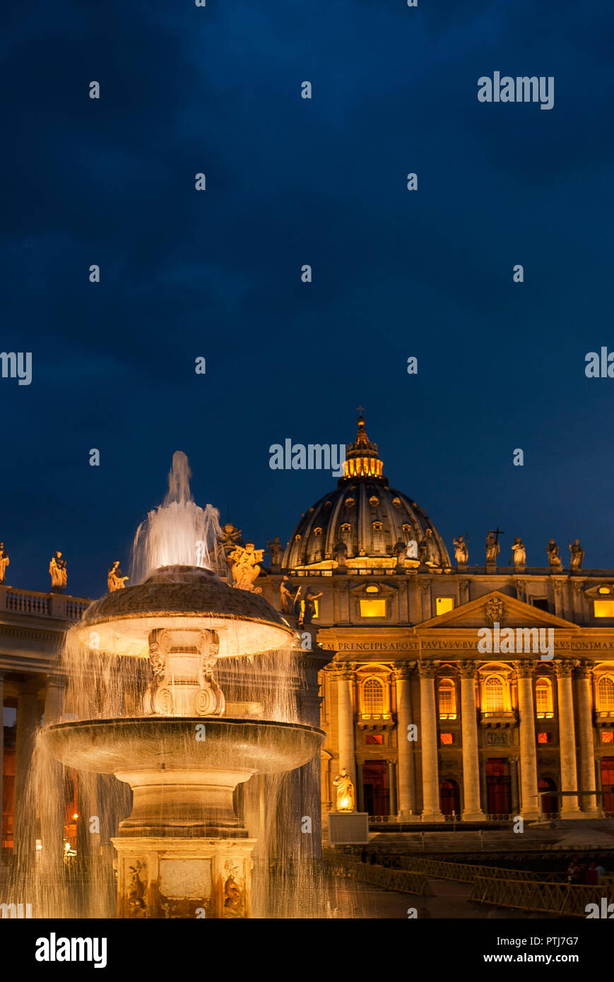 Wundervolle Saint Peter Basilika ist Abends beleuchtet Stockfoto