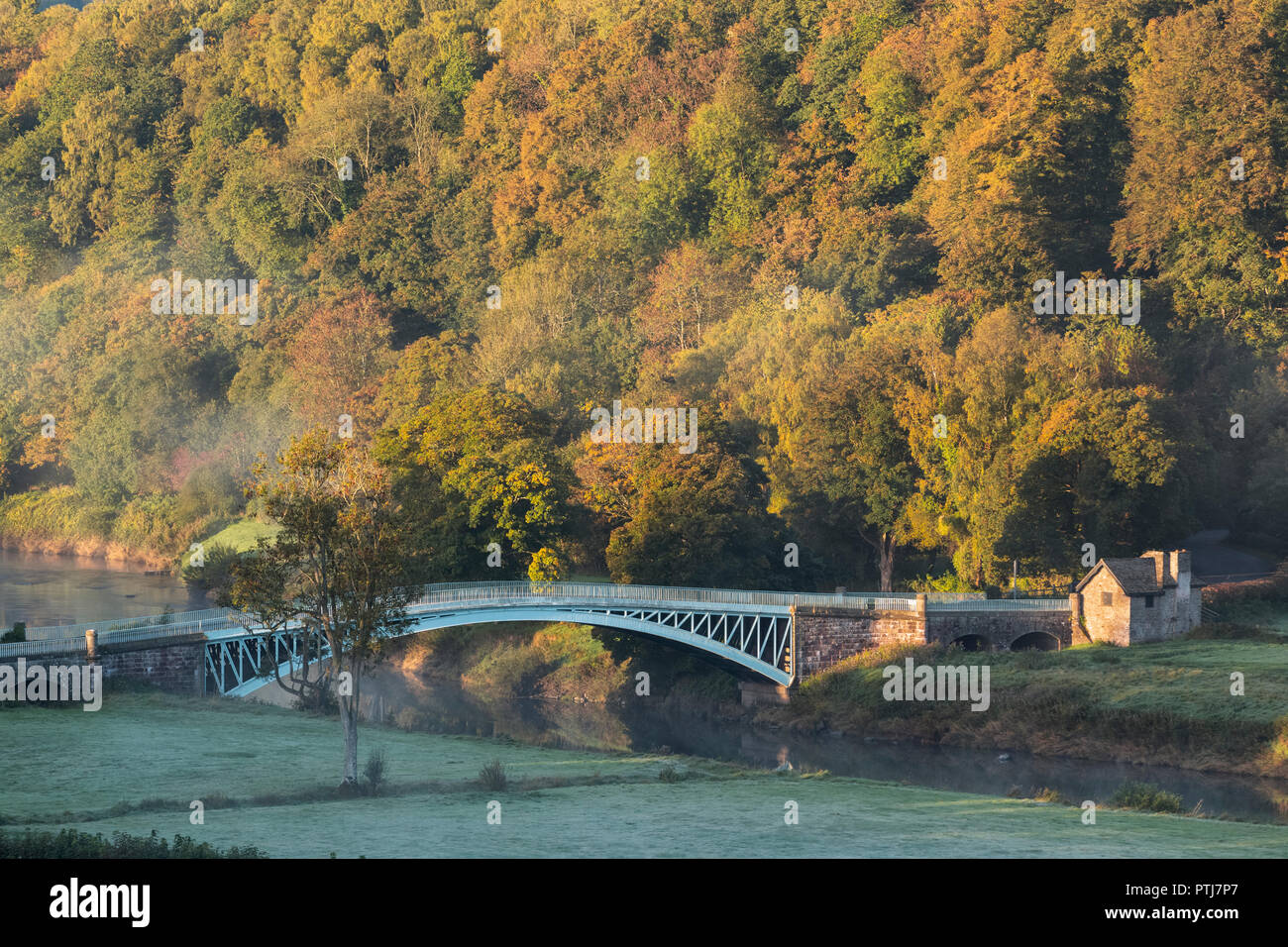 Bigsweir Brücke im unteren Wye Valley auf einem frühen Herbstmorgen. Stockfoto