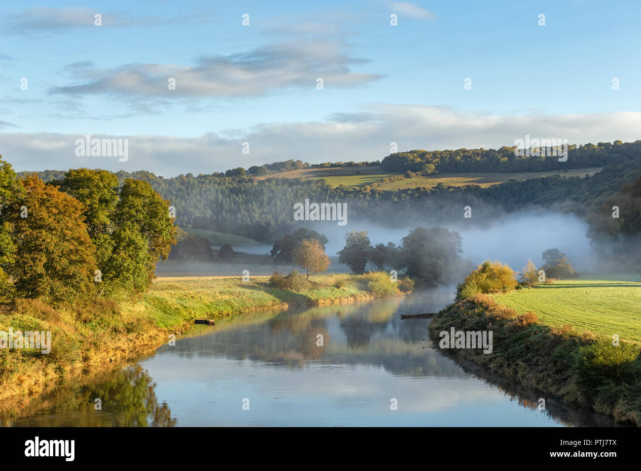 Nebel auf dem Fluss Wye an bigsweir auf der Gloucestershire Monmouthshire Grenze. Stockfoto