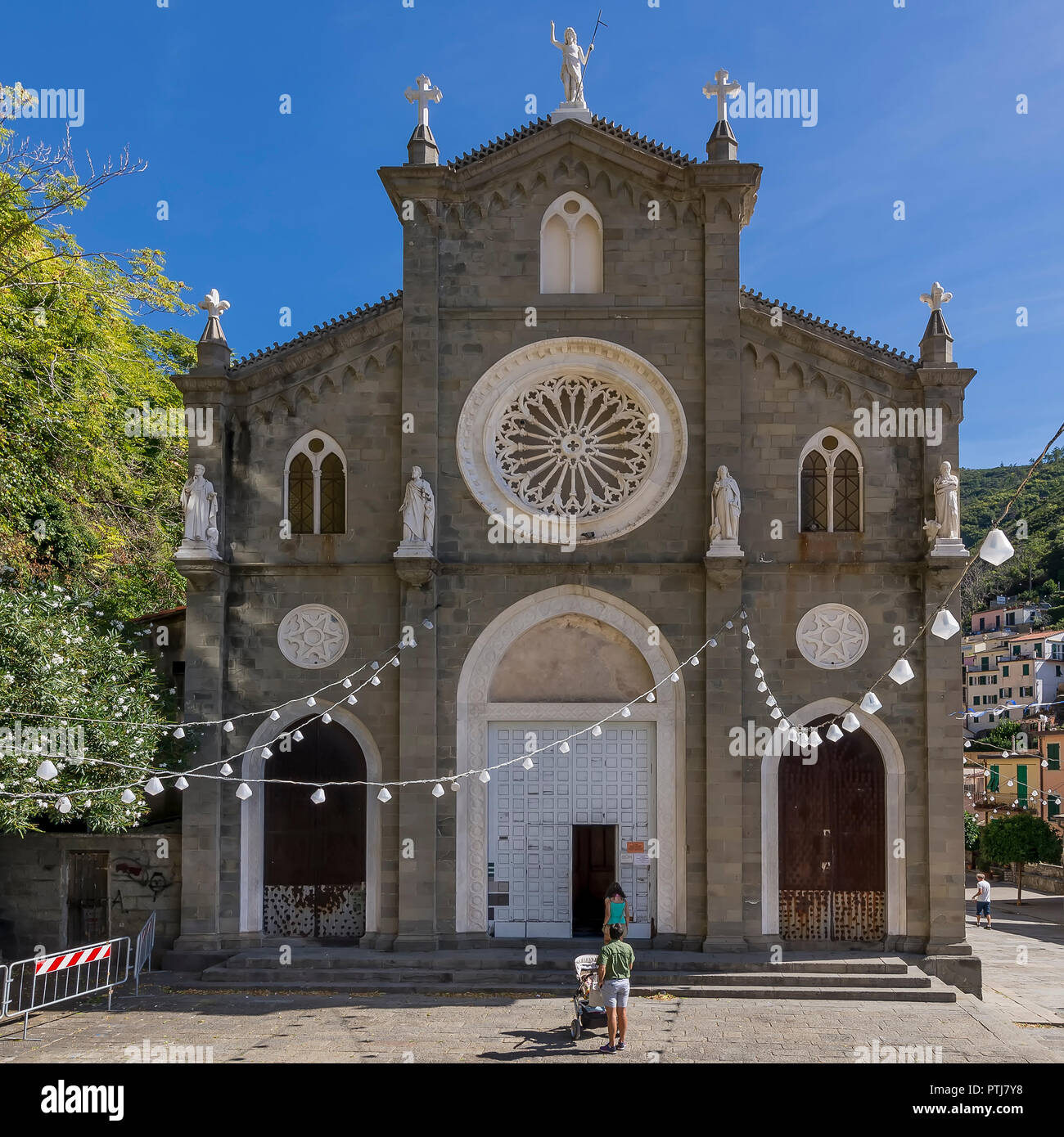 Die schöne Fassade der Kirche San Giovanni Battista in der Altstadt von Riomaggiore, Cinque Terre, Ligurien, Italien Stockfoto
