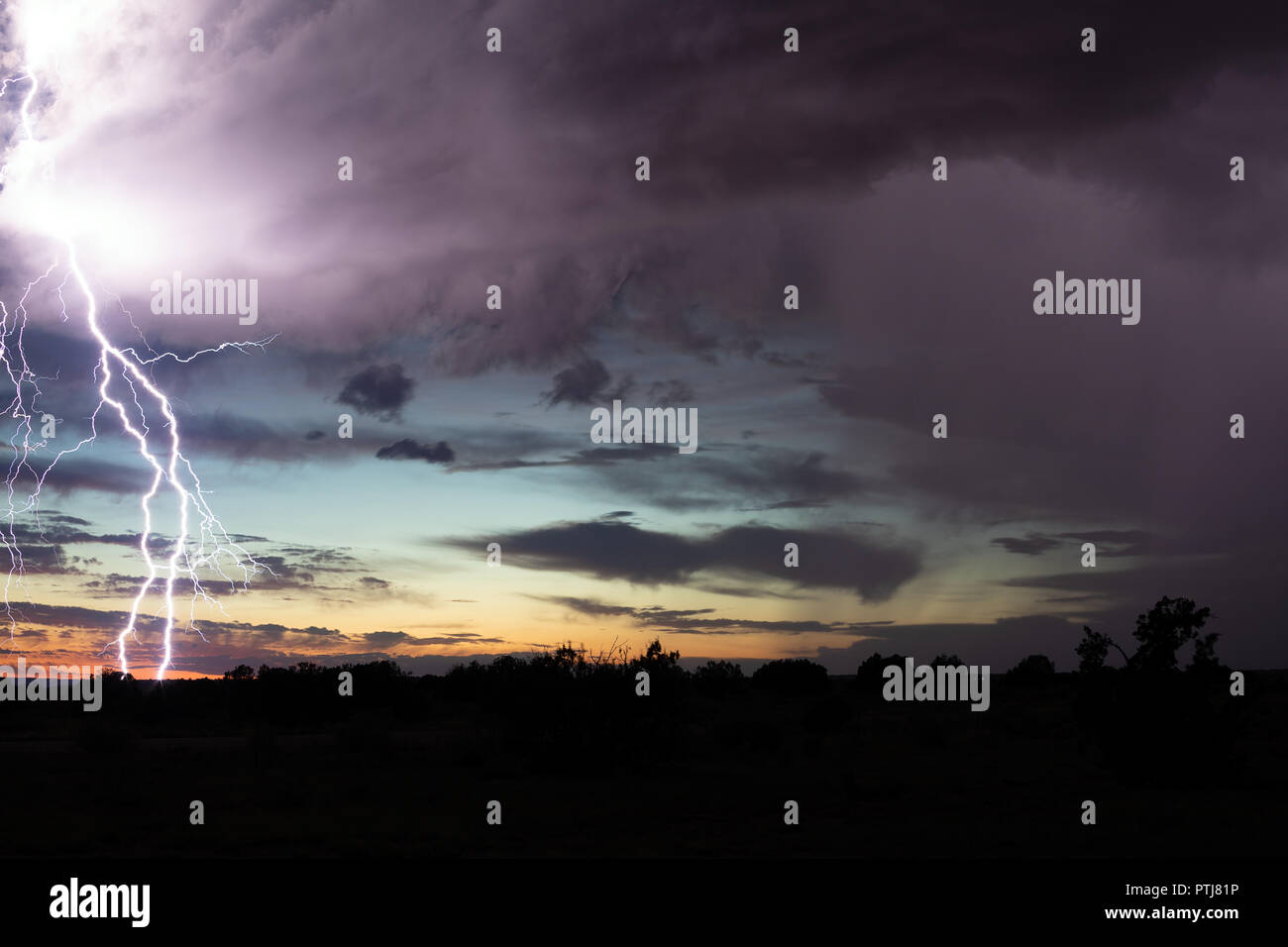 Gewitter Hintergrund mit Sonnenuntergang Himmel Stockfoto