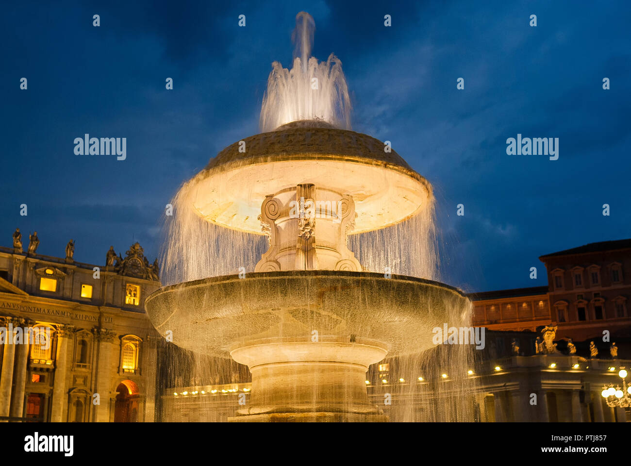 Dem Petersplatz alte Brunnen beleuchtet bei Nacht Stockfoto