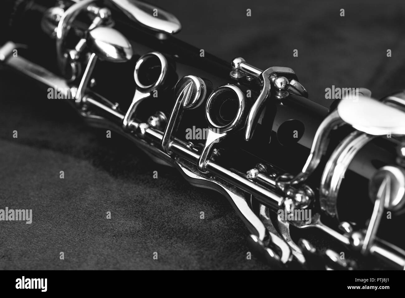 Eine Klarinette auf einem schwarzen Hintergrund. Stockfoto