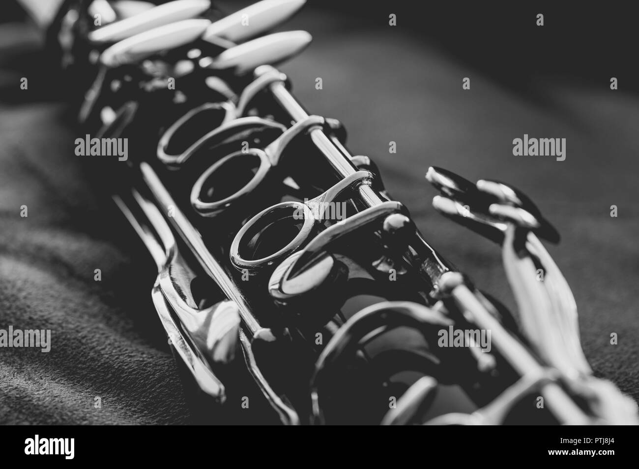 Eine Klarinette auf einem schwarzen Hintergrund. Stockfoto