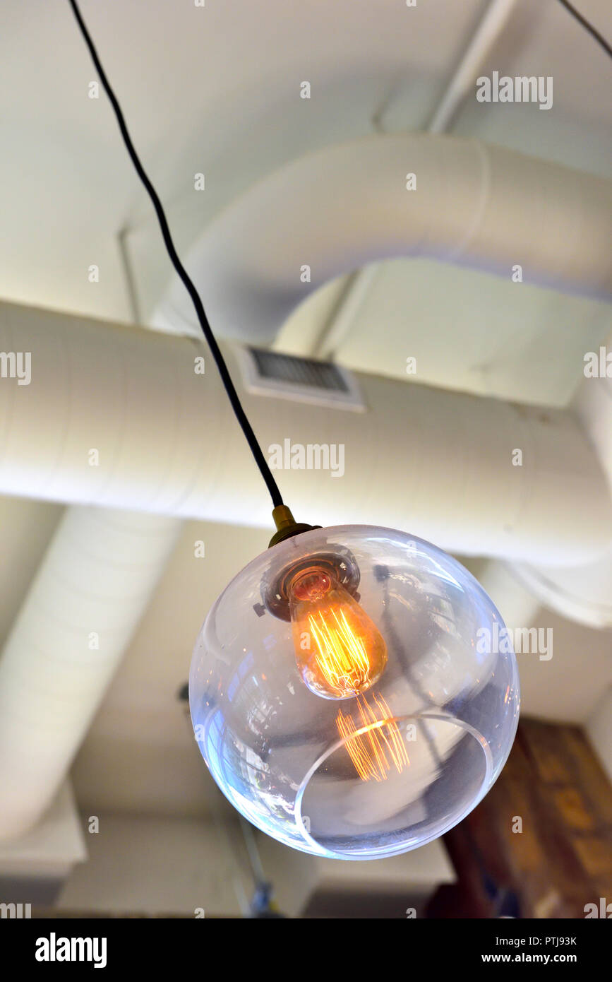 Moderne LED-Lampe in hängenden Globe Leuchte, kommerzielle Umwelt Stockfoto