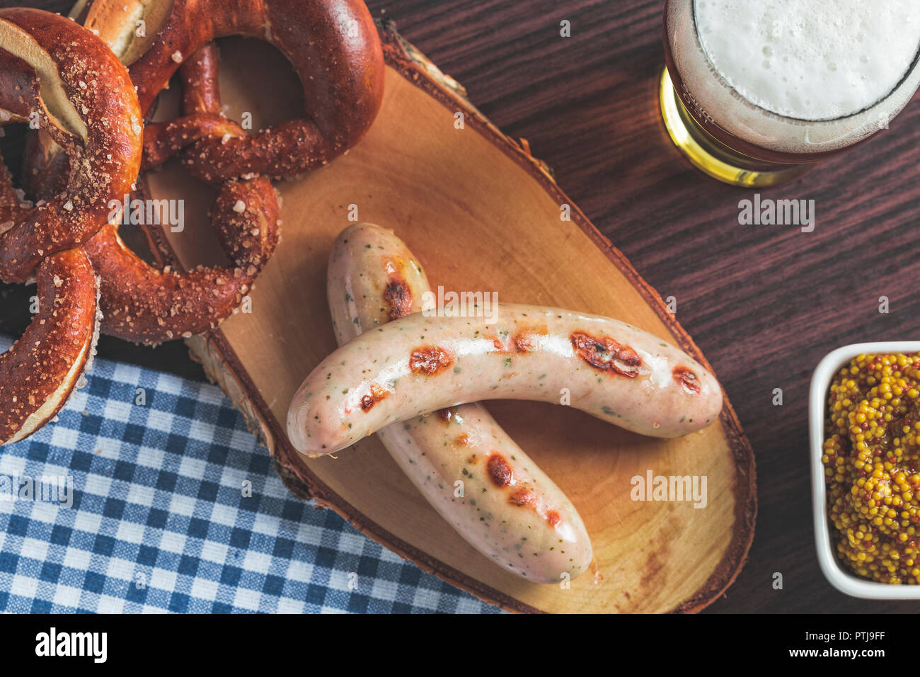 Weißwurst Mit Brezel und Bier Stockfotos und -bilder Kaufen - Alamy
