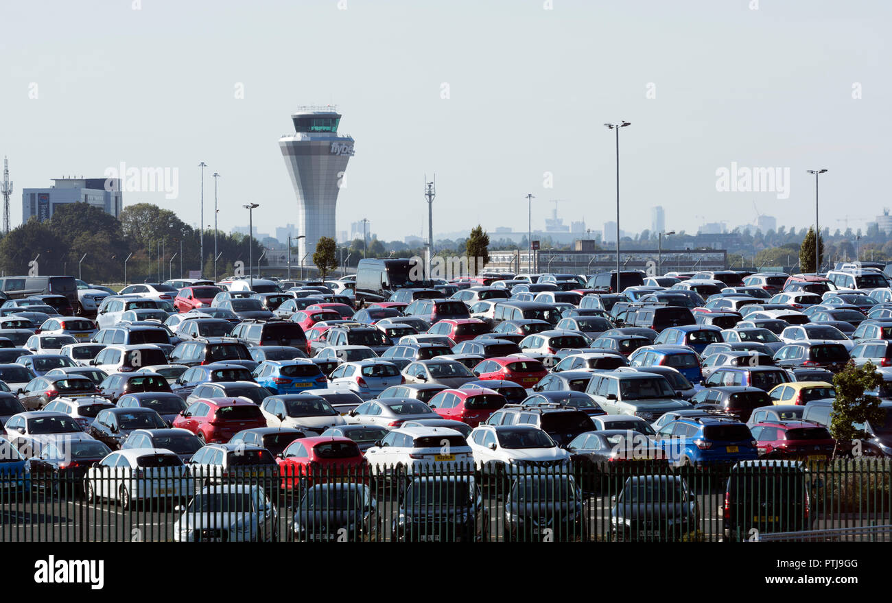 Autos am Flughafen Birmingham, Großbritannien Stockfoto