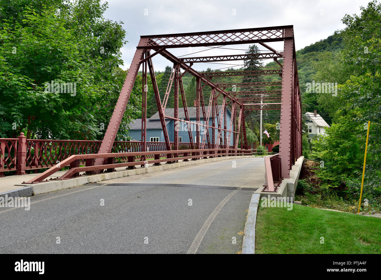 Kleinen gemeinsamen utilitaristischen Stahl Road Bridge crossing Walker Bach auf dem Weg ins Dorf von Chester, Massachusetts, USA Stockfoto