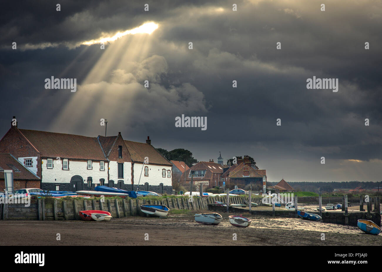 Gott Balken oder Sonnenstrahlen bei Burnham Overy Staithe. Stockfoto