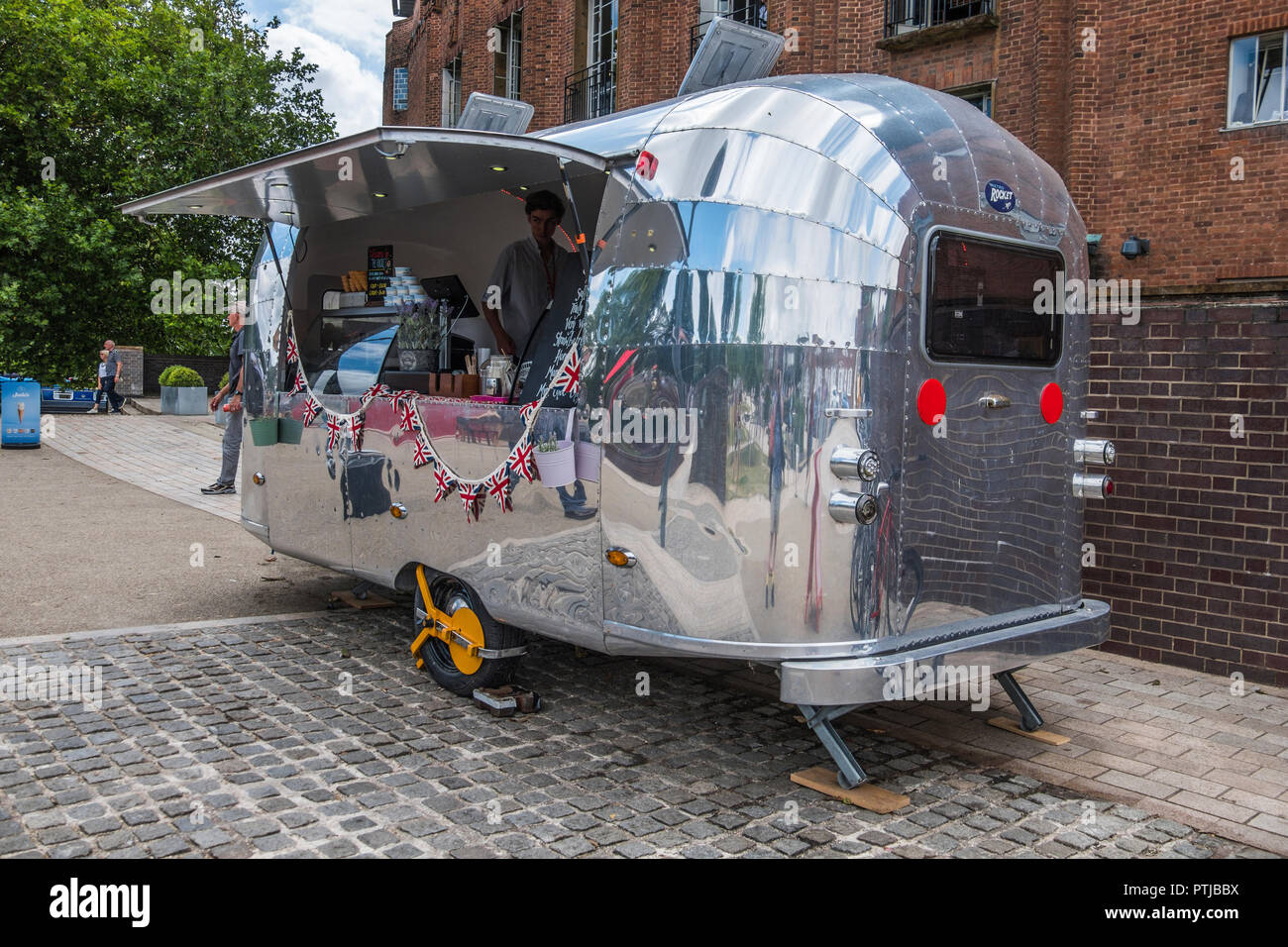 Ein airstream Caravan verwendet wie ein Eis in Stratford upon Avon Abschaltdruck. Stockfoto