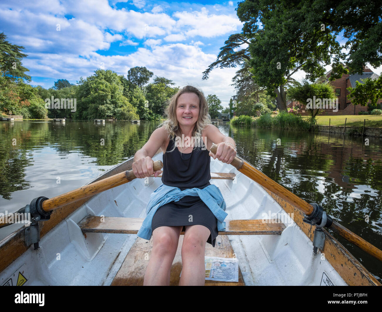Eine junge Frau Lernen am Fluss Avon zu rudern. Stockfoto