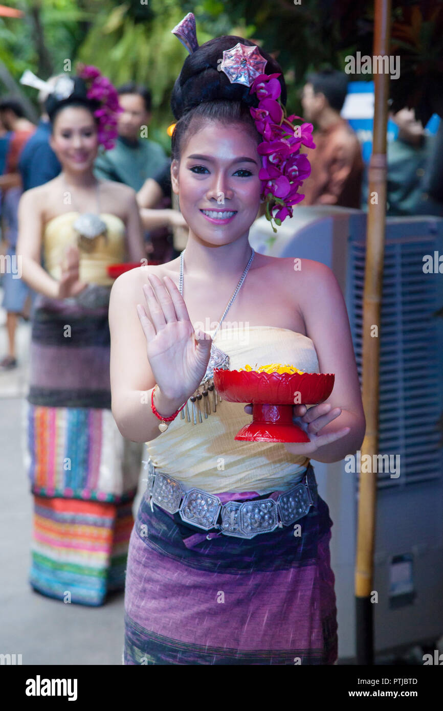 Bangkok, Thailand - 26. August 2018: Die Tänzer tragen ein traditionelles Thai Seide Kleid bei Jim Thompson Haus in Bangkok, Thailand. Stockfoto