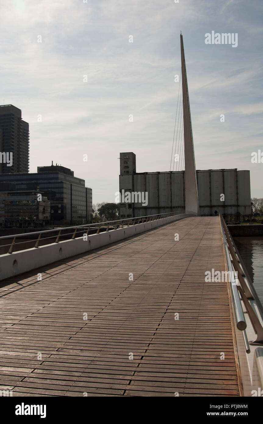 Blick über die Puente de La Mujer, die Frau, die von Santiago Calatrava, überspannt das Dock in Puerto Madero, Buenos Aires, Argentinien Stockfoto