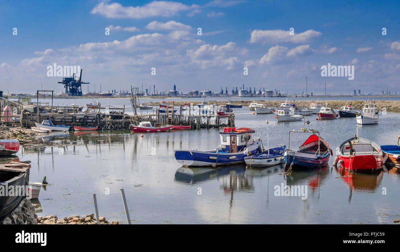 Kleine Fischerboote in Paddys Bohrung auf South Gare mit der Bank von den T-Stücken hinter sich. Stockfoto