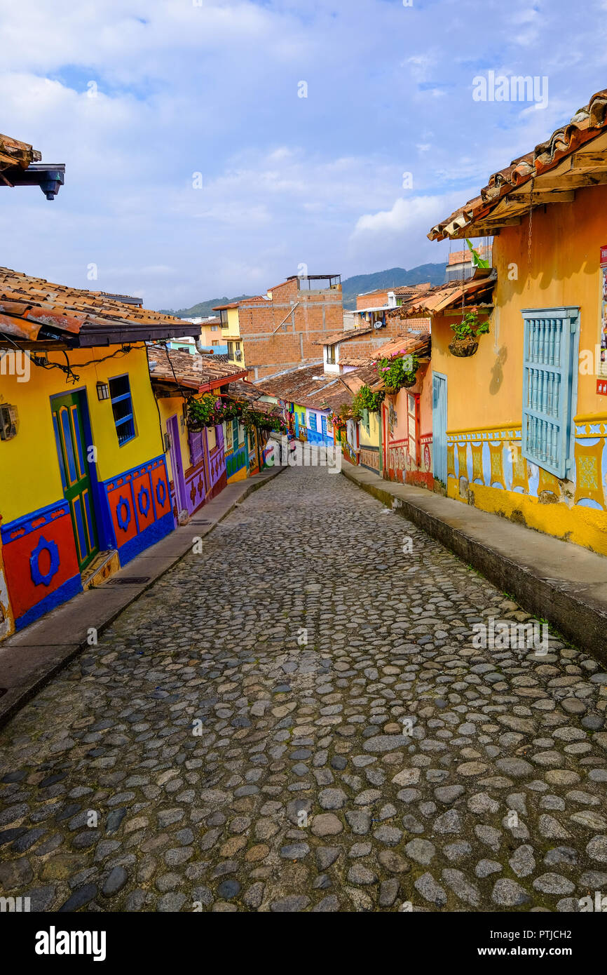 Bunte Straßen von GUATAPE - Kolumbien in vertikaler Gestaltungsprinzip Stockfoto