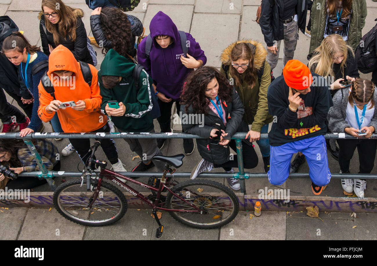 Eine Gruppe von Jungen und Mädchen in London hängt. Stockfoto