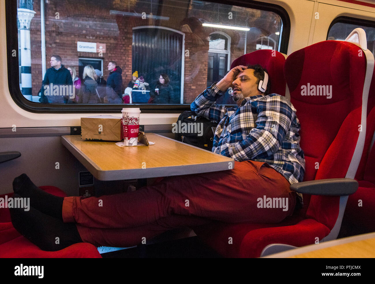 Mann schlafend auf dem Zug. Stockfoto