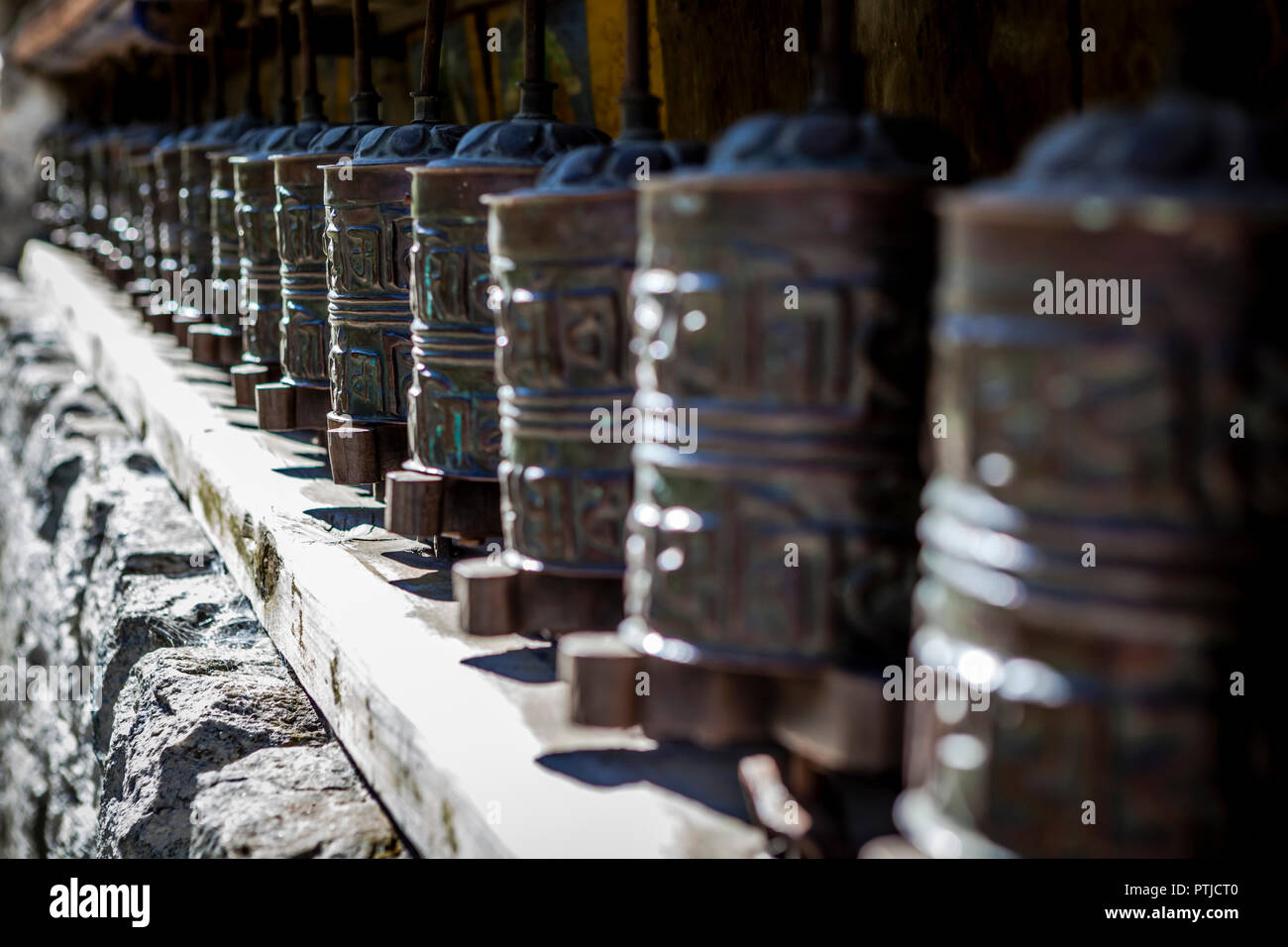 Eine Reihe von gebetsmühlen. Stockfoto