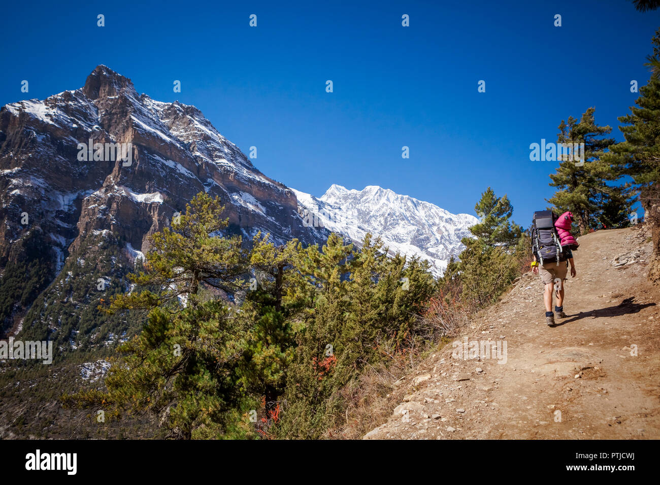 Eine weibliche Backpacker wandern ein steiler Pfad. Stockfoto