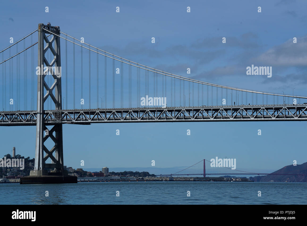 Blick auf die Bay Bridge und der Golden Gate Bridge von der Bucht Stockfoto