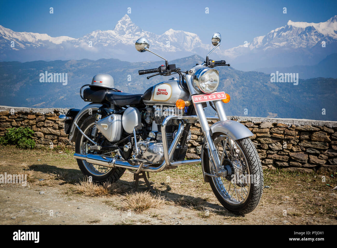 Eine Royal Enfield Bullet mit einer Kulisse mit Blick über zu matschaputschare oder Fishtale Berg. Stockfoto