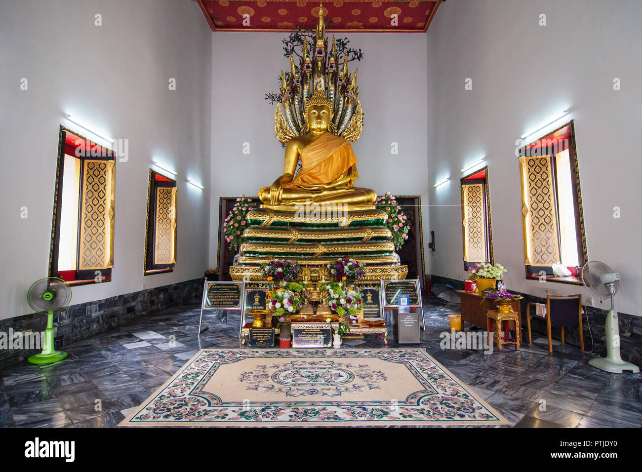 West Vihara der Wat Pho in Bangkok, Thailand, mit Buddha, geschützt durch eine Naga. Stockfoto