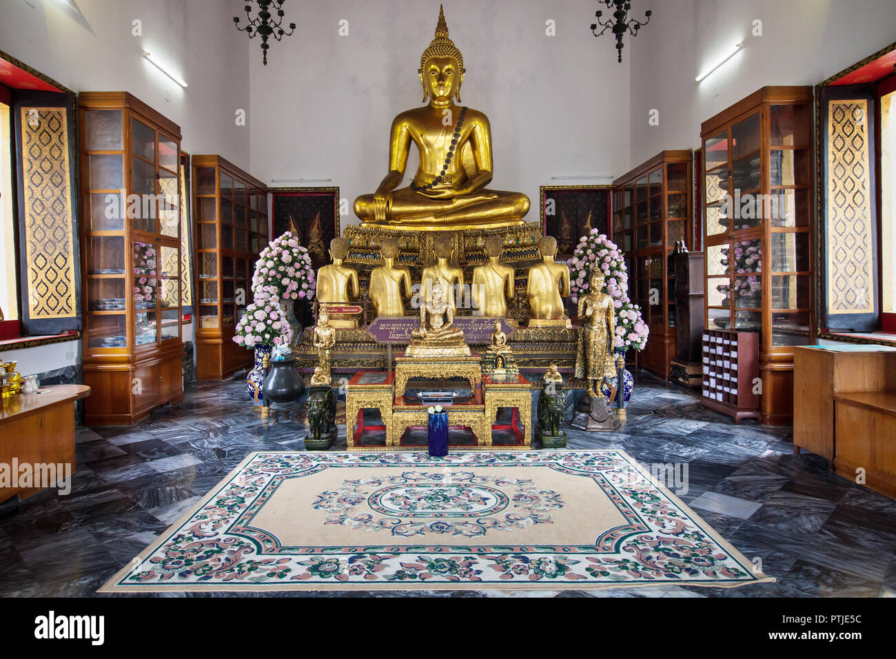 South Vihara der Wat Pho in Bangkok, Thailand, mit Buddha predigte seine erste Predigt an die fünf Schüler. Stockfoto