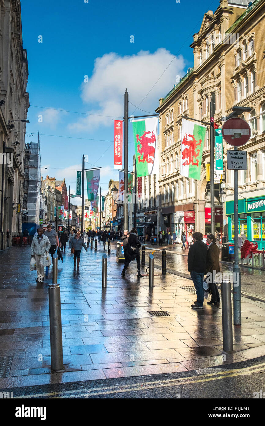 Eine Straße in der Innenstadt von Cardiff in Wales. Stockfoto