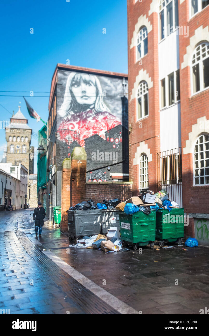 Überquellenden Abfall Mülleimer in einer Seitenstraße im Stadtzentrum von Cardiff in Wales. Stockfoto