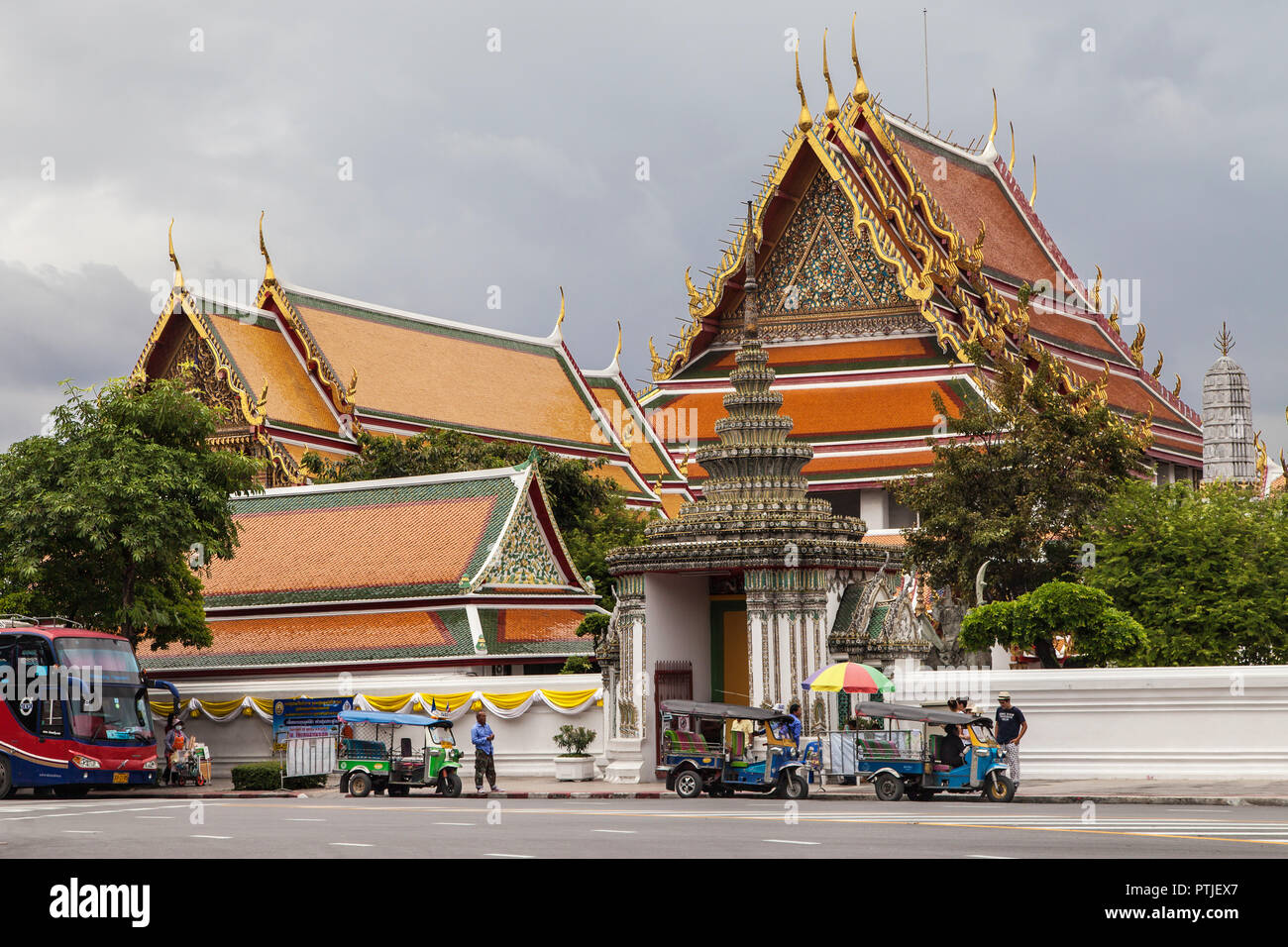 Bangkok, Thailand - 27. August 2018: Wat Pho in Bangkok, Thailand. Es ist eine der ältesten Tempelanlagen in Bangkok und beherbergt die berühmte Liegende Stockfoto