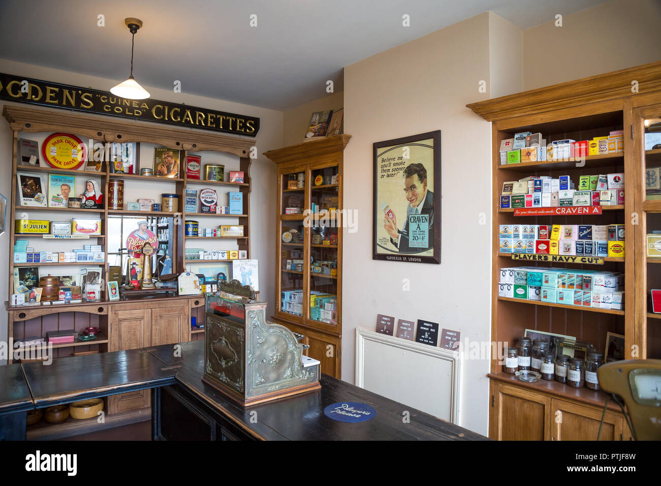 Vintage-Tabakwarenhändler kaufen Inneneinrichtung (A.Preedy & Sons) ein Nachbau des Einzelhandelsgeschäften aus dem Jahr 1930s, das ursprünglich in Dudley liegt - jetzt im Black Country Museum. Stockfoto