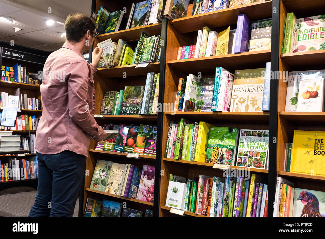 Ein Mann Suche in einer Waterstones Buch Shop. Stockfoto