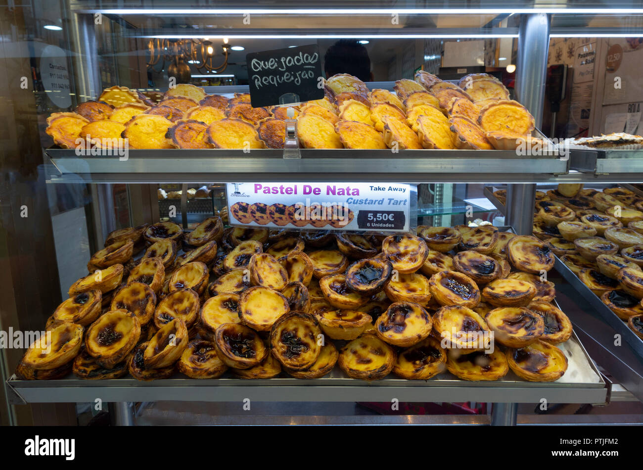 Pastel de Nata, kleine Pudding in eine Bäckerei Fenster in Lissabon, Portugal. Stockfoto