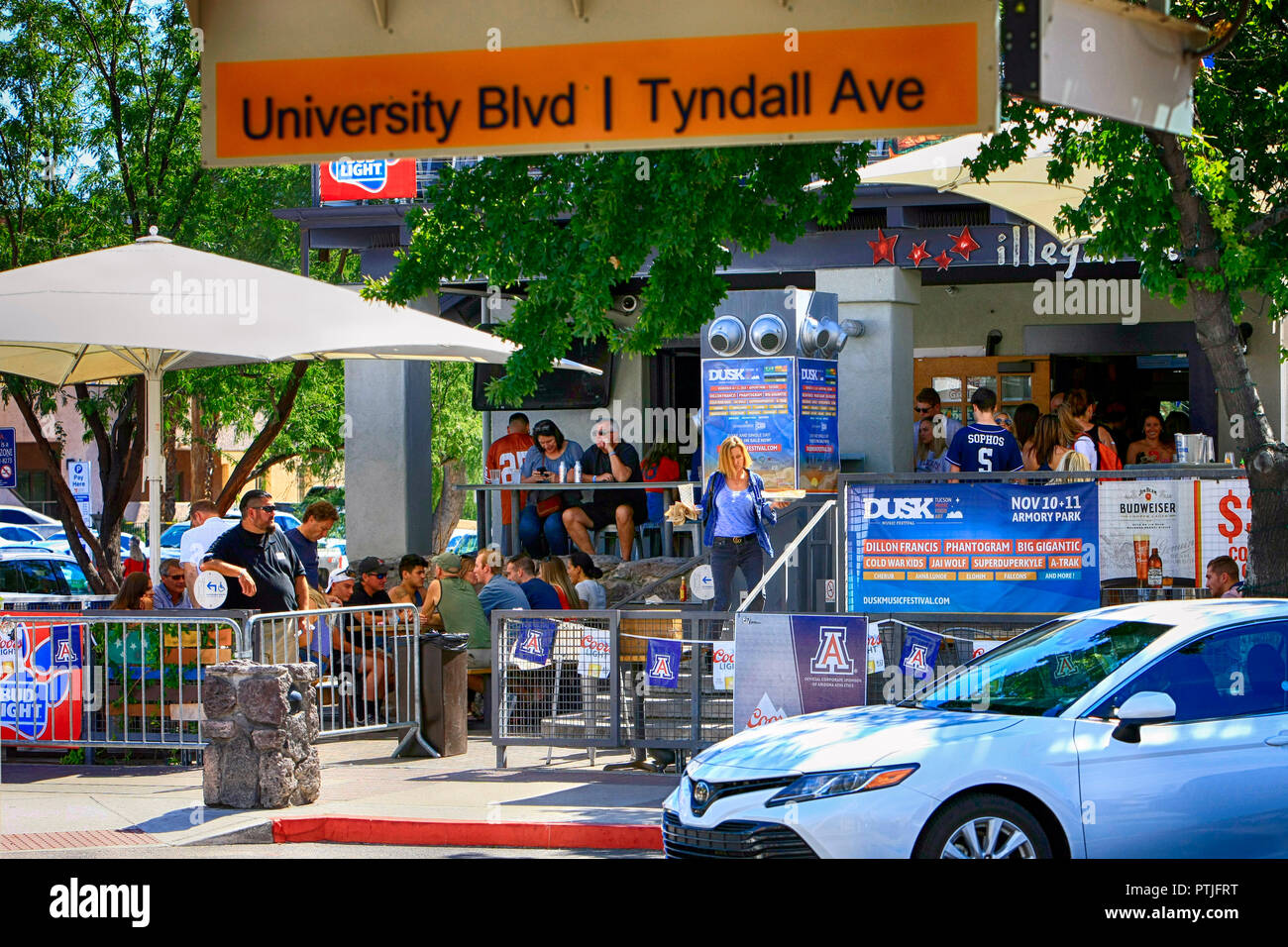 Eltern und Schüler party Wochenende an illegalen Pete's Bar auf E Universität in Tucson AZ Stockfoto