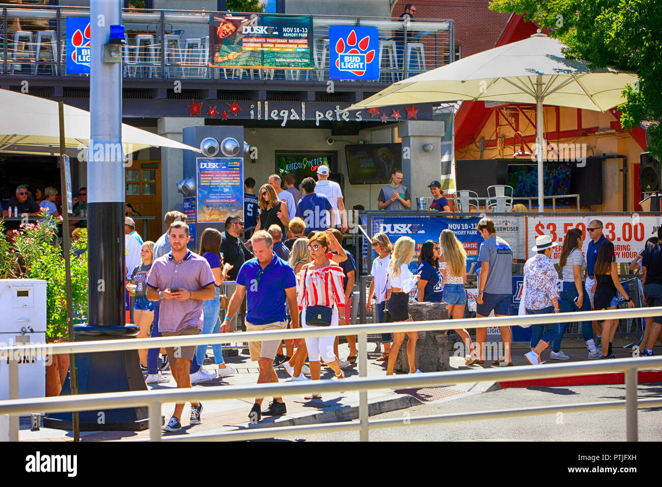 Eltern und Schüler party Wochenende an illegalen Pete's Bar auf E Universität in Tucson AZ Stockfoto