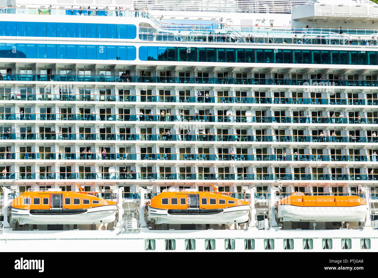 In der Nähe des majestätischen Prinzessin beim Verlassen der Bucht von Kotor. Stockfoto