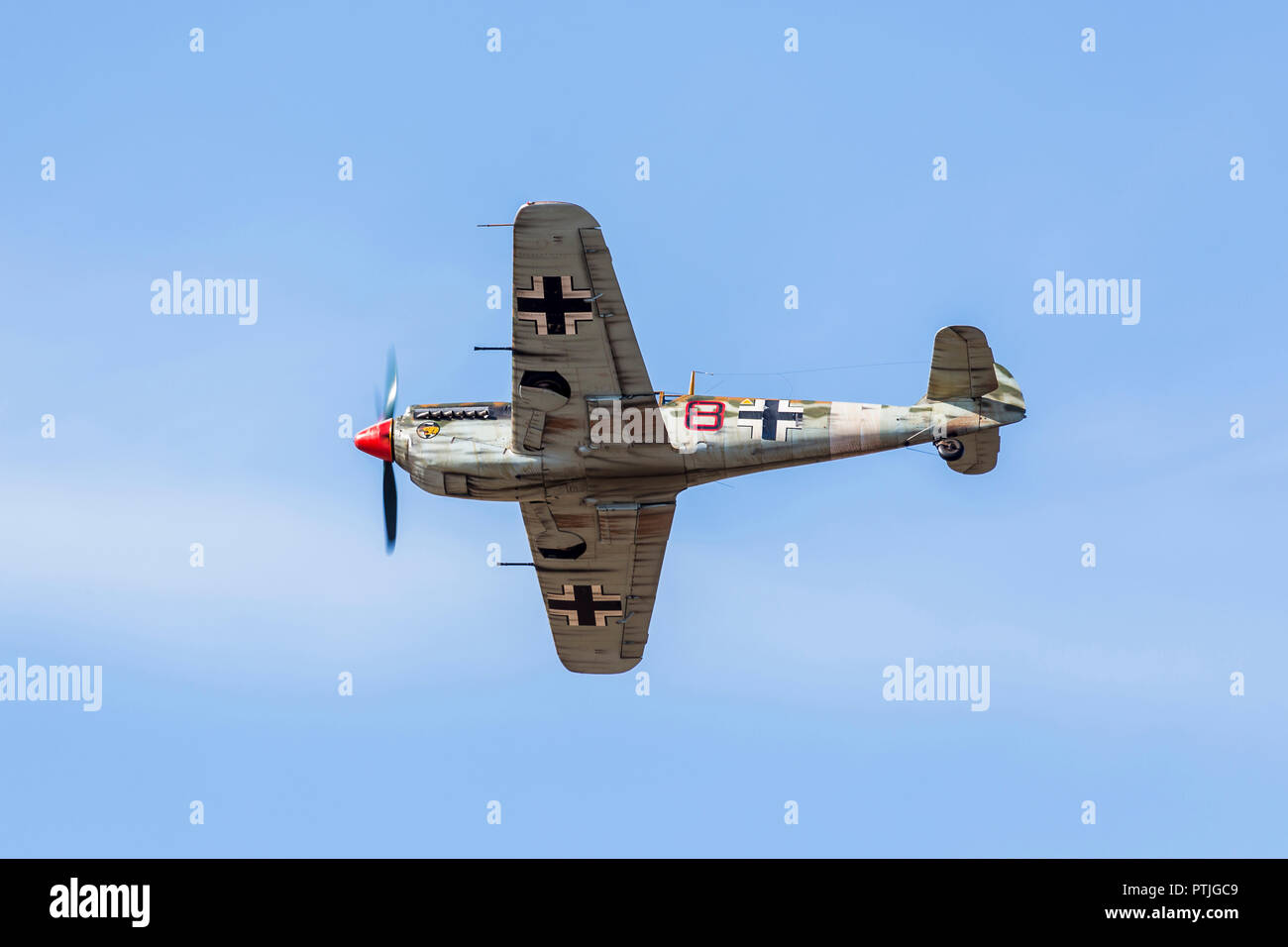 Unterseite einer Luftwaffe Buchon am blauen Himmel. Stockfoto